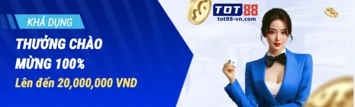 Bàn chơi Baccarat trực tiếp với các lá bài và chip cược tại qq8894